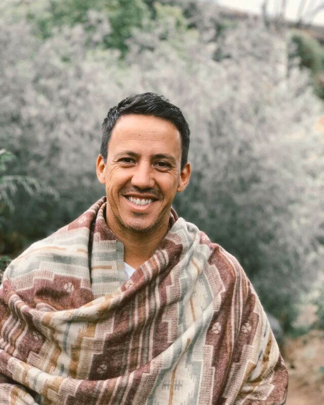 Quem sou Eu?

Tantas vezes me perguntei isto no meu caminho. Muitas vezes perdido na vastidão que a resposta envolvia.

Já fui o "pintas" da escola...perseguido durante dois anos por bullying por inveja, desnutrido de amor próprio, procurava amor nas relações como um beija flor. Não entendia o porquê das relações terminarem tão cedo dentro de mim. Bem mais tarde, quando decidi passar uns tempos sozinho e enquanto fazia trabalho de desenvolvimento pessoal, percebia que cada vez que pousava numa "flor", a desnutrição era tanta que logo tinha que procurar mais. O sentimento era sempre confuso e de perda...principalmente de mim.

Já fui o jogador do andebol, orgulhoso do corpo que tinha, e como manejava a bola, perdi-me na ilusão, e não via a insegurança que era escondida atrás daquela habilidade e dos seus resultados no meu corpo.

Já fui o Universitário, desmedido na busca de finalizar um curso o mais rápido possível, por estudar à noite e trabalhar de dia durante quase 12h. A raiva e o perfeccionismo eram o meu fuel. Consegui-o fazê-lo, mas a um custo alto. Um Burnout deixou-me de rastos.

Já fui o Engenheiro, rigoroso, exigente comigo e com os outros, nutrido pelos resultados e pelos elogios de quem bem executava a arte de construir moradias de luxo. Perdi-me dos limites do meu corpo. A fibromialgia bateu-me à porta e faltava-me conexão e vulnerabilidade onde mais horas passava - no trabalho. Percebi que um patrão pode e deve conectar-se e liderar com muito coração, porque as pessoas precisam de ser vistas para além de máquinas de produção e muitas vezes precisam de um ombro. Das mais belas memórias, foram as partilhas profundas que recebi e fiz com colaboradores e clientes.

Fui o estudante de Trauma, sedento para perceber-me e perceber os outros, vivi 6 anos em estudo constante, a vivênciar a dor sentida na infância e adolescência, sem perceber que estava novamente a perpetuar o abuso no meu corpo, gerando uma ativação disparatada do meu sistema nervoso. O conhecimento e auto-conhecimento foram profundos, mas com um preço elevado. Este momento da minha vida foi fundamental para decidir parar de me auto-infligir dor.

》Lê a conclusão nos comentários pff.