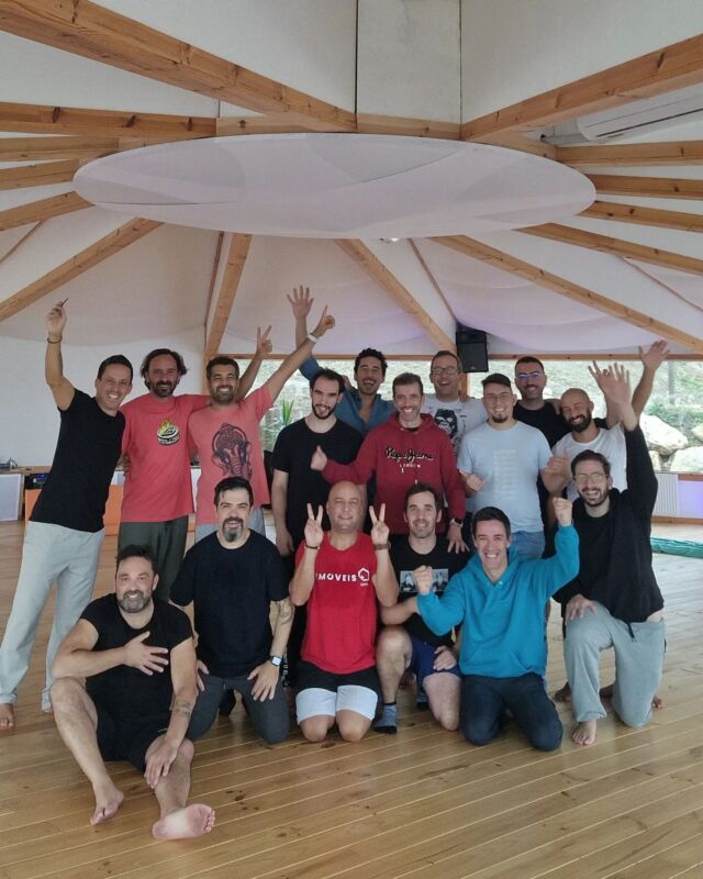 Há um espaço que o Homem precisa encontrar internamente. 

Neste espaço coexistimos com a dor que vivemos no passado e que está imprimida na nossa personalidade, mas não esquecemos que há um coração à espera de ser ouvido que nos vai guiar sempre, que nos traz a compaixão para nos aceitarmos. Só assim conseguiremos aceitar verdadeiramente os outros.

Aqui aprendemos a suster os nossos medos e inseguranças, mas reconhecemos, para lá da dor, o nosso verdadeiro valor. Descobrimos que há um fogo interno que é alimentado pelos códigos da honra, dignidade, respeito, integridade, vulnerabilidade, compaixão, presença e força interna. 

Já é tempo de viver de coração aberto coexistindo com o que mais tememos. Essa é a verdadeira coragem do Homem. 
As mulheres anseiam para que os seus homens saibam lidar com as suas feridas para que se possam sentir verdadeiramente seguras nos seus lares, consigam relaxar e ser cuidadas.

Entre homens podemos descobrir uma nova forma de viver bem mais consciente, enquanto criamos uma profunda irmandade. Porque quando caiem as máscaras, conseguimos ver realmente quem somos.

Só posso agradecer profundamente a estes maravilhosos seres humanos que entregaram-se de corpo e alma.
Que privilégio!!

Uma vénia de profundo respeito aos meus incríveis irmãos que estiveram ao meu lado, a receber e cuidar deste espaço sagrado

@tiagogovinda 
@luisfbleal